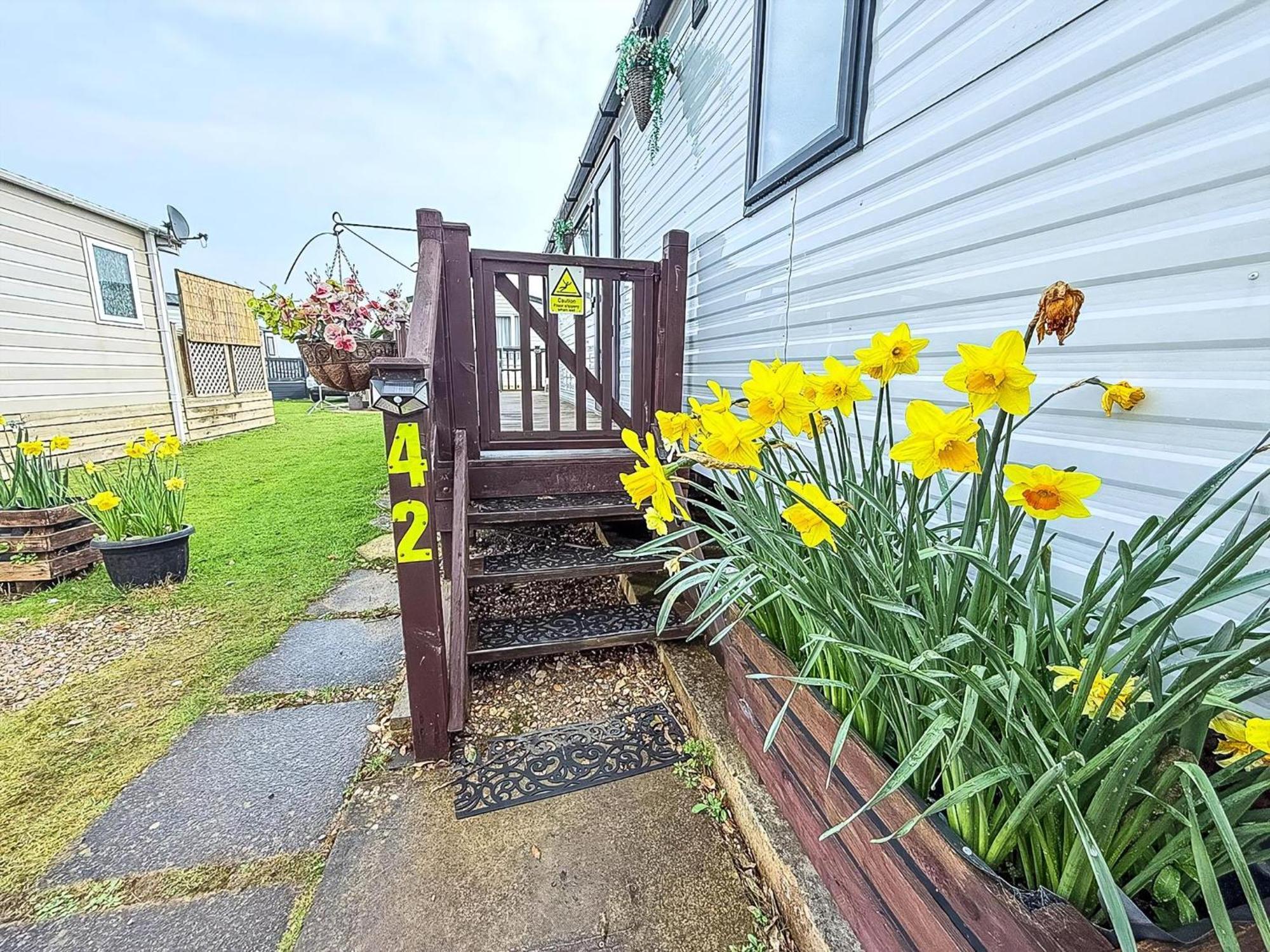 Beautiful Caravan For Hire With A Partial Sea View In Suffolk Ref 32042Az Лоустофт Экстерьер фото